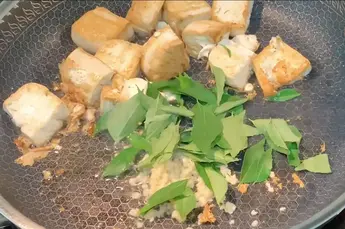 Würziger Tofu mit Curryblättern, ein gesundes, pflanzliches Gericht voller Geschmack.